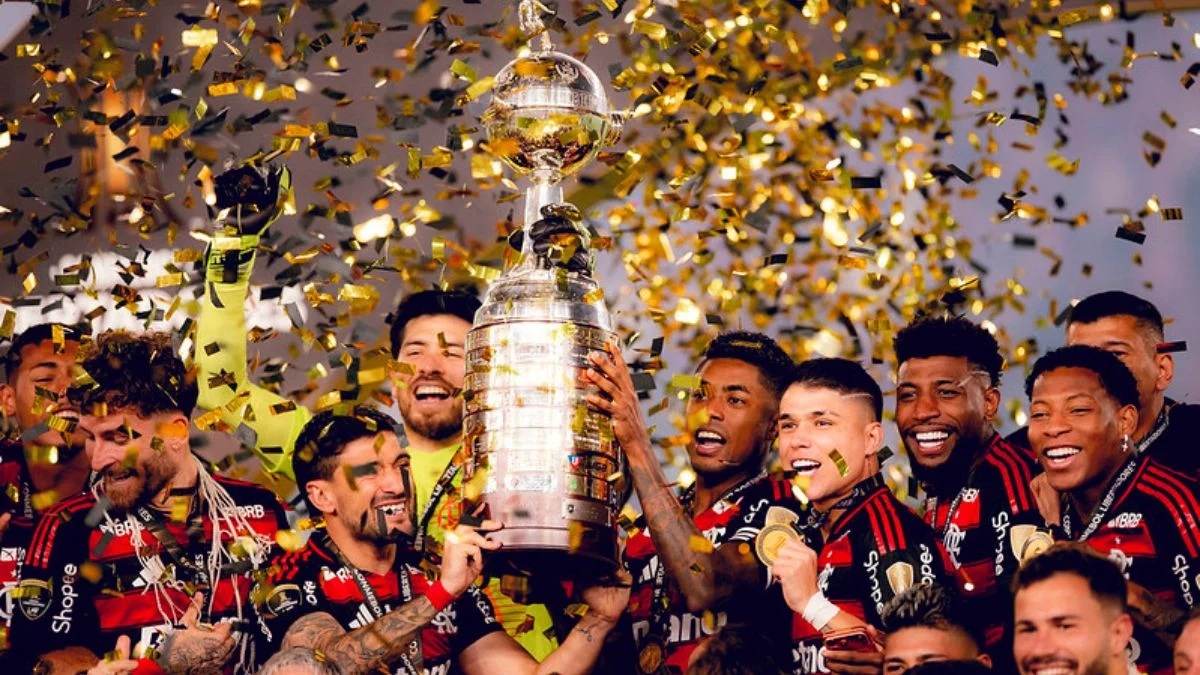 Jogadores do Flamengo erguem a taça da Libertadores - Adriano Fontes/Flamengo