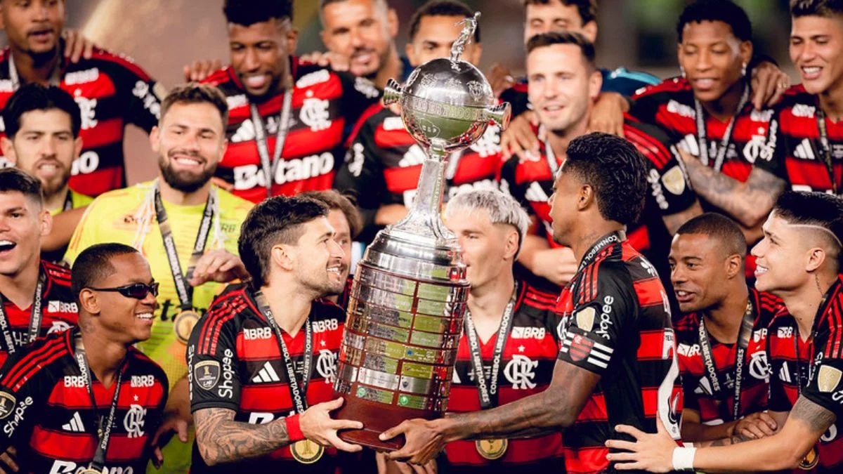 Jogadores do Flamengo erguem a taça da Libertadores 2025 - Adriano Fontes/Flamengo
