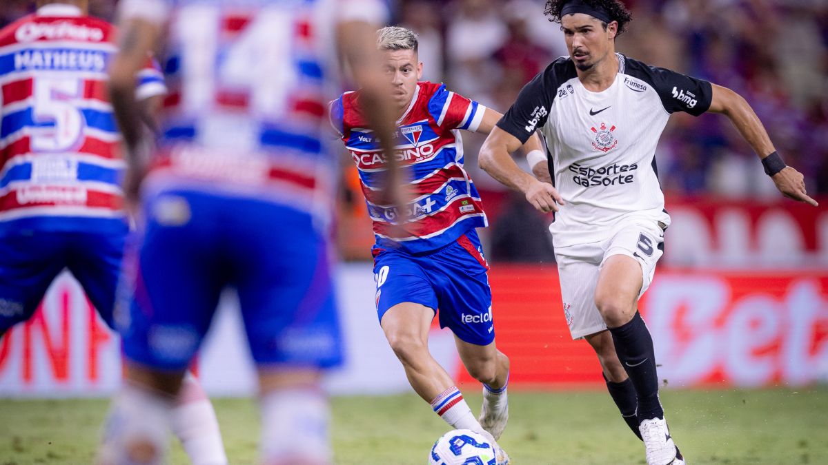 André Ramalho, do Corinthians, tenta passar pela marcação do Fortaleza, em jogo do Brasileirão - Rodrigo Coca/Agência Corinthians