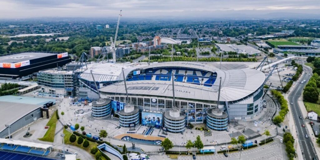 Manchester City registra prejuízo em temporada sem títulos e queda de receita em 2024/2025