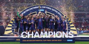 Jogadores do PSG levantam o troféu da Copa Intercomtinental - Divulgação/PSG