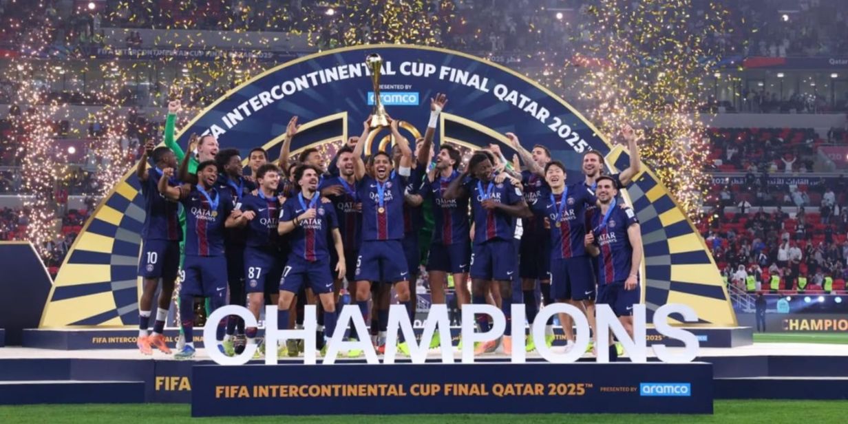 Jogadores do PSG levantam o troféu da Copa Intercomtinental - Divulgação/PSG