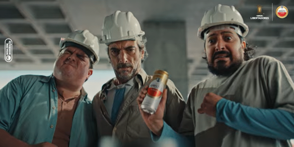 Amstel revisita comercial da Amanco para falar de futebol e rivalidade