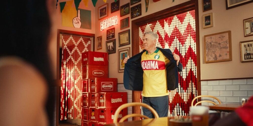 Técnico Ancelotti participa de campanha da Brahma durante o Carnaval