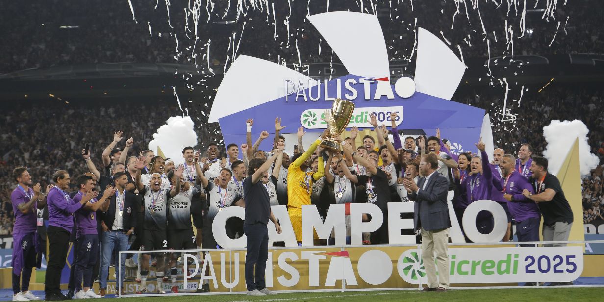 Jogadores do Corinthians comemoram o título do Paulistão 2025 - Rodrigo Coca/Agência Corinthians e Alan Morici/Agência Corinthians