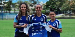 Byanca Brasil, Letícia e Gisseli com a nova camisa do Cruzeiro - Divulgação