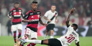 Bruno Henrique tenta passar por Robert Renan na vitória do Flamengo sobre o Vasco - Gilvan de Souza/Flamengo