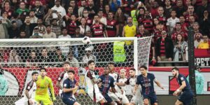 Torcedores do Flamengo assistem ao jogo contra o PSG, pela final da Copa Intercontinental - Gilvan de Souza/Flamengo