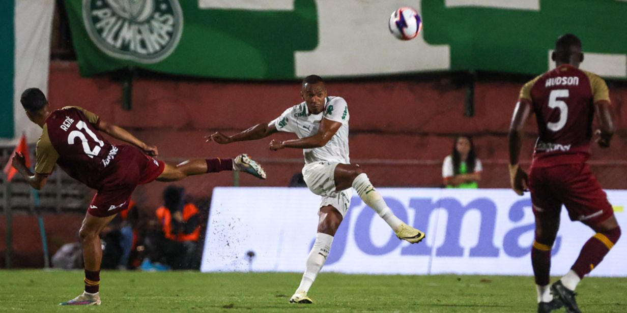 Marlon Freitas despacha a bola na vitória do Palmeiras sobre a Portuguesa, no Canindé - Fabio Menotti/Palmeiras