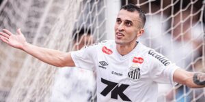 João Schmidt, do Santos, comemora gol contra o Cruzeiro pelo Brasileirão 2025 - Raul Baretta/ Santos