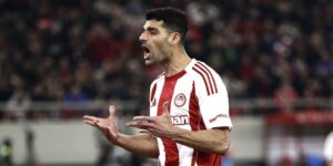 O atacante Mehdi Taremi é um dos jogadores que reclamam da repressão aos protestos no Irã - Divulgação/Olympiacos