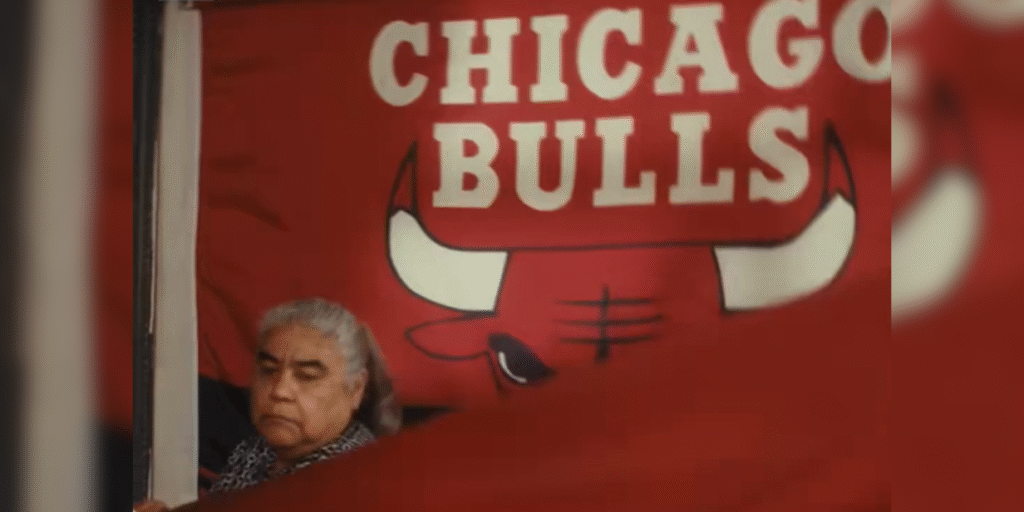 Chicago Bulls usa história de costureira para contar bastidores da camisa aposentada de Derrick Rose
