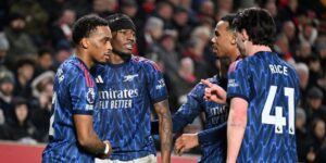 Jogadores do Arsenal, líder da Premier League, comemoram gol contra o Brentford - Arsenal/Divulgação