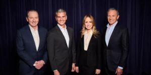 James Gorman (presidente do Conselho de Administração da Disney), Josh D'Amaro (novo CEO), Dana Walden (diretora criativa) e Bob Iger (antigo CEO) - Divulgação