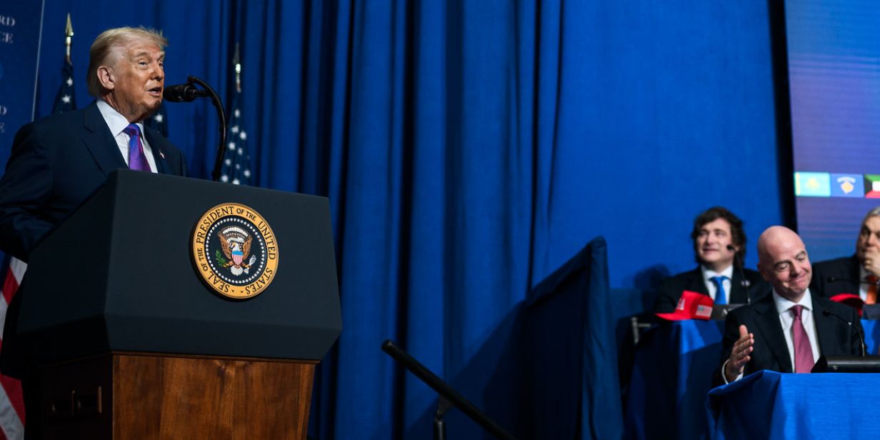 Donald Trump discursa durante reunião do Conselho de Paz, com Gianni Infantino à dir. - Daniel Torok/Casa Branca