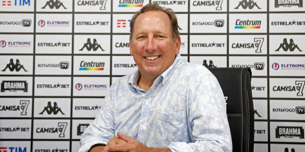 Um dia após afastamento, John Textor volta ao comando da Eagle