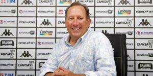 John Textor na sala de coletivas do estádio Nilton Santos, do Botafogo - Vitor Silva/Botafogo