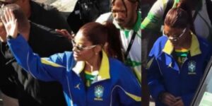 Ludmilla chega ao Bloco Fervo da Lud, no Rio, portando jaqueta da seleção brasileira - Reprodução/Instagram