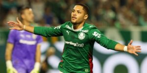 Vitor Roque comemora o primeiro gol do Palmeiras na vitória sobre o Fluminense, na Arena Barueri - Cesar Greco/Palmeiras