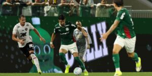Flaco López, do Palmeiras, domina a bola em jogo contra o Vitória pelo Brasileirão, na Arena Barueri - Cesar Greco/Palmeiras