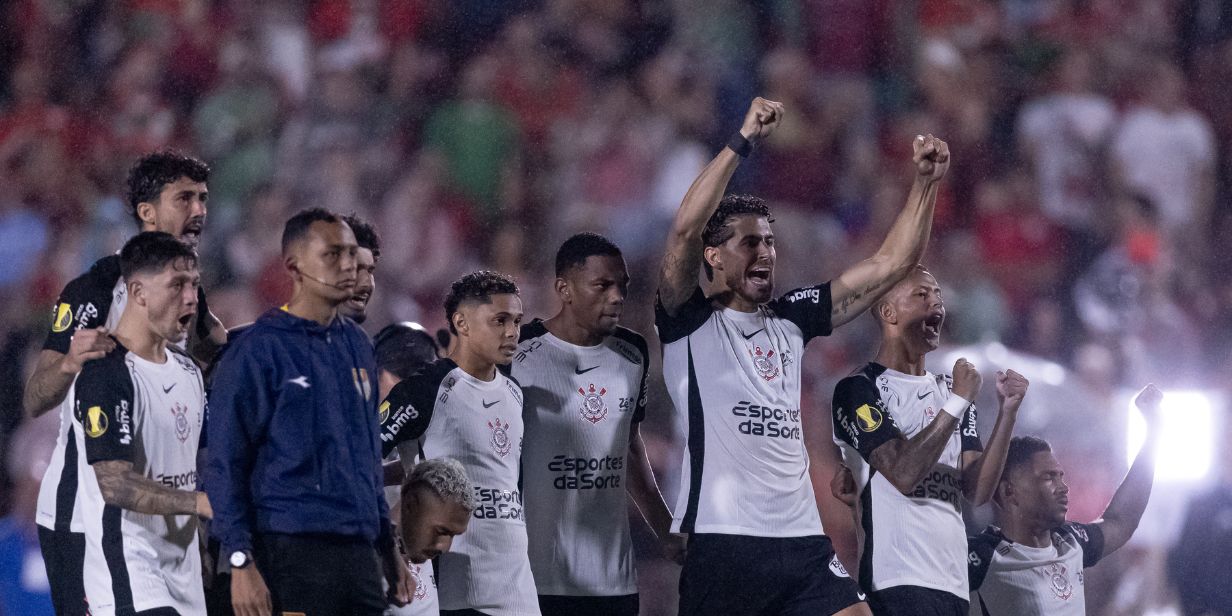 Jogadores do Corinthians comemoram durante disputa de pênaltis com Portuguesa - Agência Corinthians
