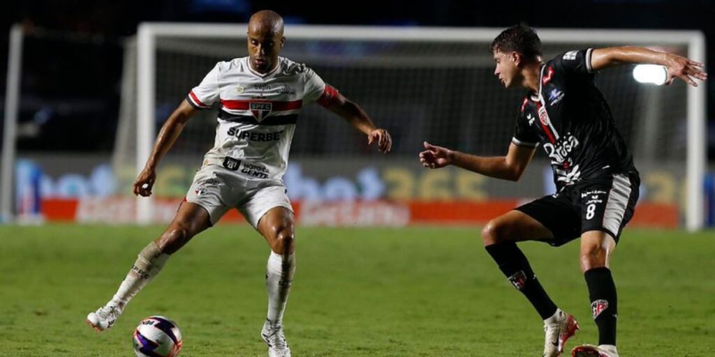 Lucas Moura, autor do primeiro gol do São Paulo, tenta passar pela marcação de Luan Martins, do Primavera - Rubens Chiri / São Paulo