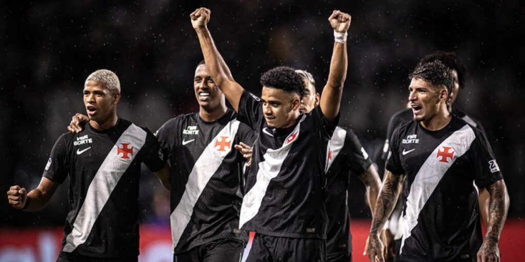 Brenner festeja gol do Vasco com companheiros na vitória contra o Botafogo, pelo Cariocão - Matheus Lima/Vasco