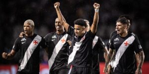 Brenner festeja gol do Vasco com companheiros na vitória contra o Botafogo, pelo Cariocão - Matheus Lima/Vasco