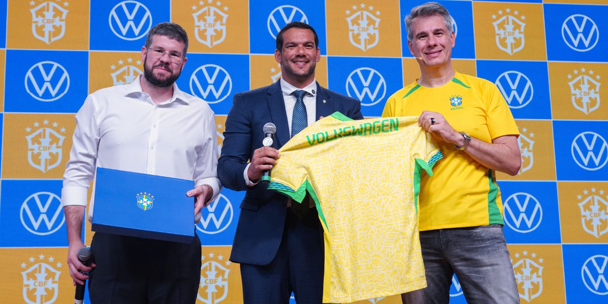 Bernardo Bessa (diretor de marketing de seleções), Samir Xaud (presidente da CBF) e Ciro Possobom (CEO da Volkswagen do Brasil) durante o anúncio - Divulgação