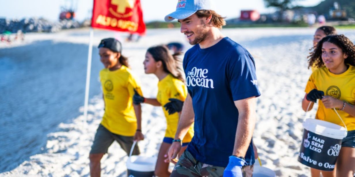 Ação da WSL One Ocean, 2025 em Saquarema, com o australiano Jack Robinson, visando a limpeza do oceano e revitalização da vegetação local - Thiago Diniz/WSL