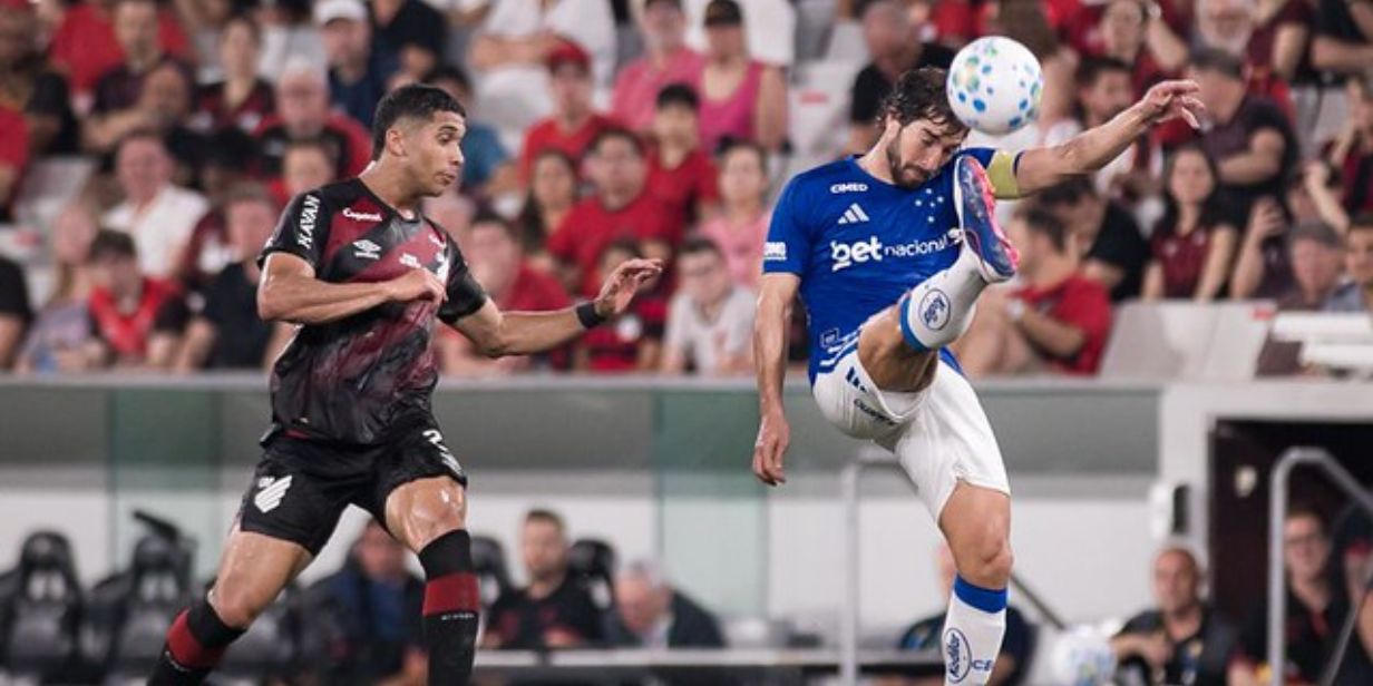 Lucas Silva, do Cruzeiro, tenta dominar a bola em jogo com o Athletico - Igor Barrankievicz e Du Caneppele/Cruzeiro