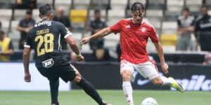 O lateral-esquerdo Bernabei, do Inter, tenta passar por Cuello, do Atlético-MG - Ricardo Duarte / Internacional