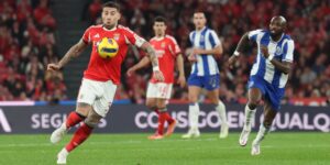 Otamendi, do Benfica, domina a bola , seguido por Fofana, do Porto, no principal clássico de Portugal - Benfica/Divulgação