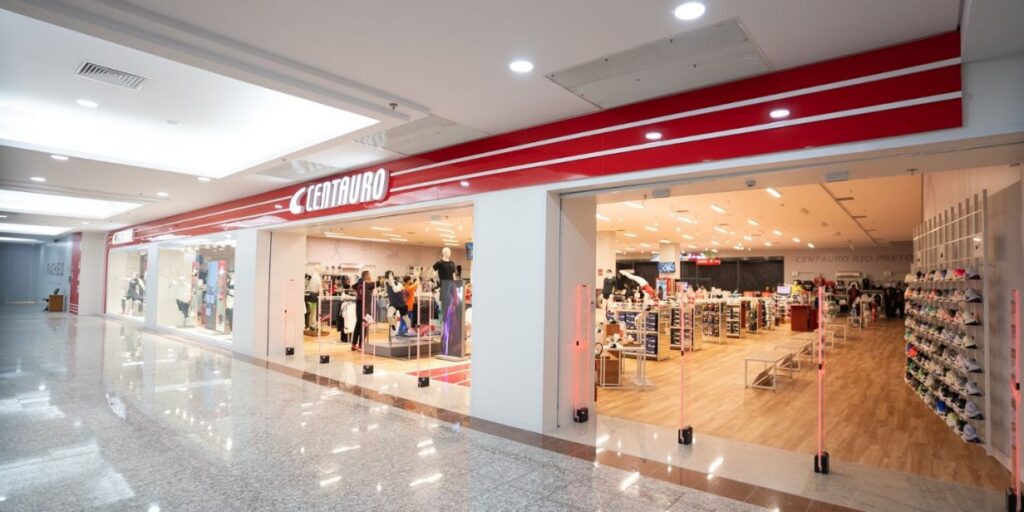 Grupo SBF registra receita de R$ 7,7 bilhões e lucro de R$ 427,6 milhões em 2025