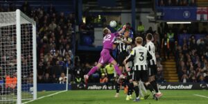 Chalobah, do Chelsea, e o goleiro Ramsdale, do Newcastle disputam a bola em duelo da Premier League - Chelsea/Divulgação