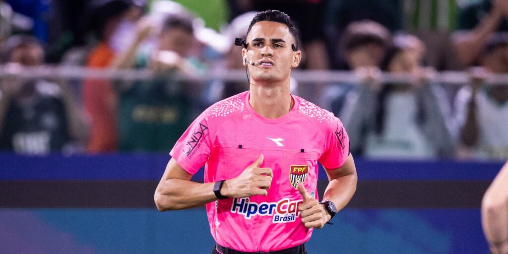 Clear aproveita final do Paulistão 2026 para reforçar benefício de produto em ação com árbitro