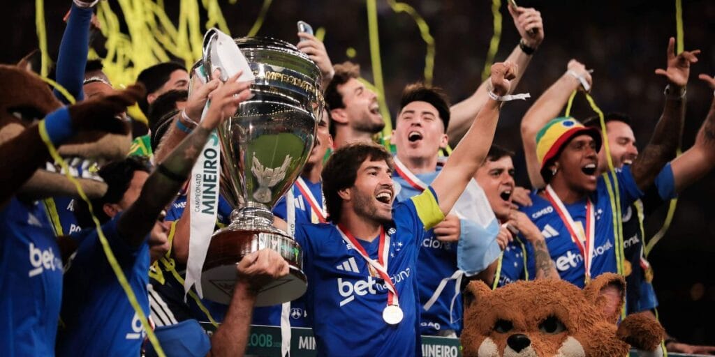 Jogadores do Cruzeiro levantam a taça do Campeonato Mineiro - Gustavo Martins / Cruzeiro
