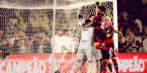 Jogadores do Flamengo festejam com o goleiro Rossi a vitória nas cobranças de pênalti contra o Fluminense - Adriano Fontes/Flamengo