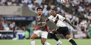 John Kennedy, do Fluminense, tenta passar pela marcação de Robert Renan, do Vasco - Lucas Merçon / Fluminense