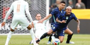 Wesley e Casemiro tentam superar a marcação da França - Rafael Ribeiro / CBF