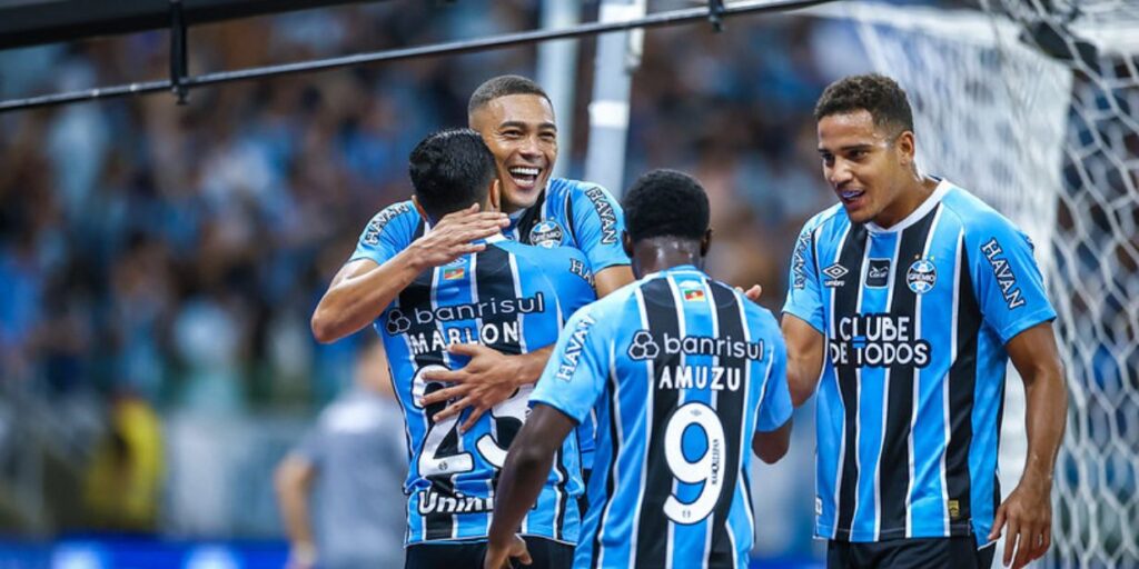 Marlon, Carlos Vinícius, Amuzu e Gustavo Martins comemoram gol do Grêmio na vitória sobre o Internacional - Lucas Uebel/Grêmio