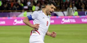 Mehdi Taremi comemora gol contra o Uzbequistão, que classificou o Irã para a Copa do Mundo 2026 - Fifa/Divulgação