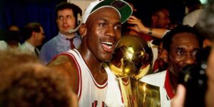 Michael Jordan comemora um de seus 6 títulos da NBA pelo Chicago Bulls - Divulgação/NBA