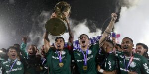 Gustavo Gómez, do Palmeiras, ergue a taça do Campeonato Paulista 2026 - Cesar Greco/Palmeiras