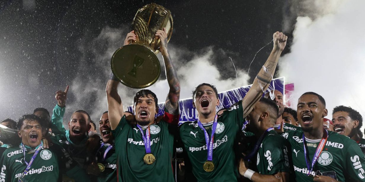 Gustavo Gómez, do Palmeiras, ergue a taça do Campeonato Paulista 2026 - Cesar Greco/Palmeiras