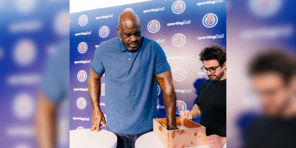 Shaquille O'Neal coloca suas mãos na moldeira - Vinicius Garcia/Domo/Divulgação