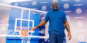 Shaquille O'Neal posa com a tabela que autografou - Vinicius Garcia/Domo/Divulgação