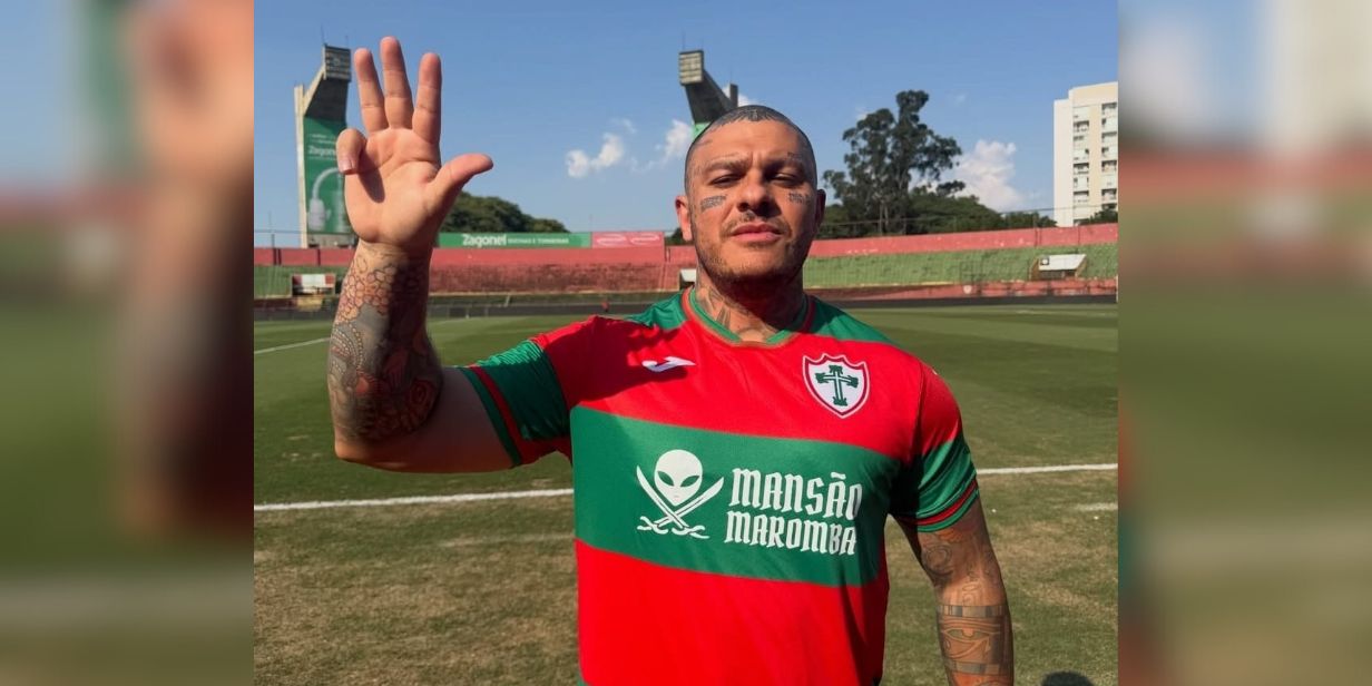 Toguro posa com a camisa da Portuguesa - Divulgação