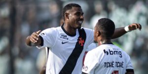 Cuiabano festeja com Tchê Tchê o primeiro gol do Vasco; na súmula, a arbitragem deu o gol para David - Matheus Lima/Vasco.