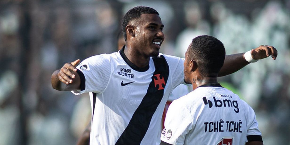 Cuiabano festeja com Tchê Tchê o primeiro gol do Vasco; na súmula, a arbitragem deu o gol para David - Matheus Lima/Vasco.